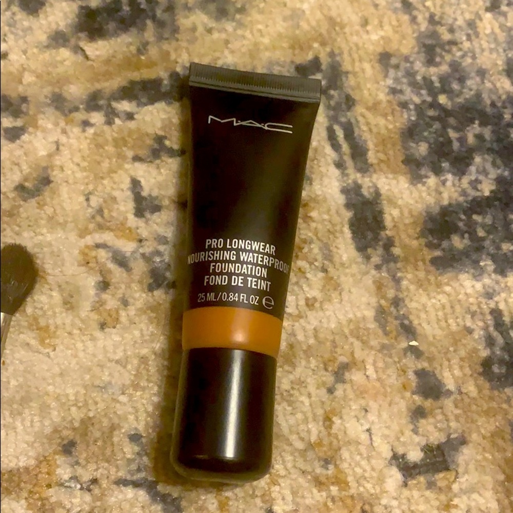 Mac Pro Longwear Nourishing Waterproof Foundation